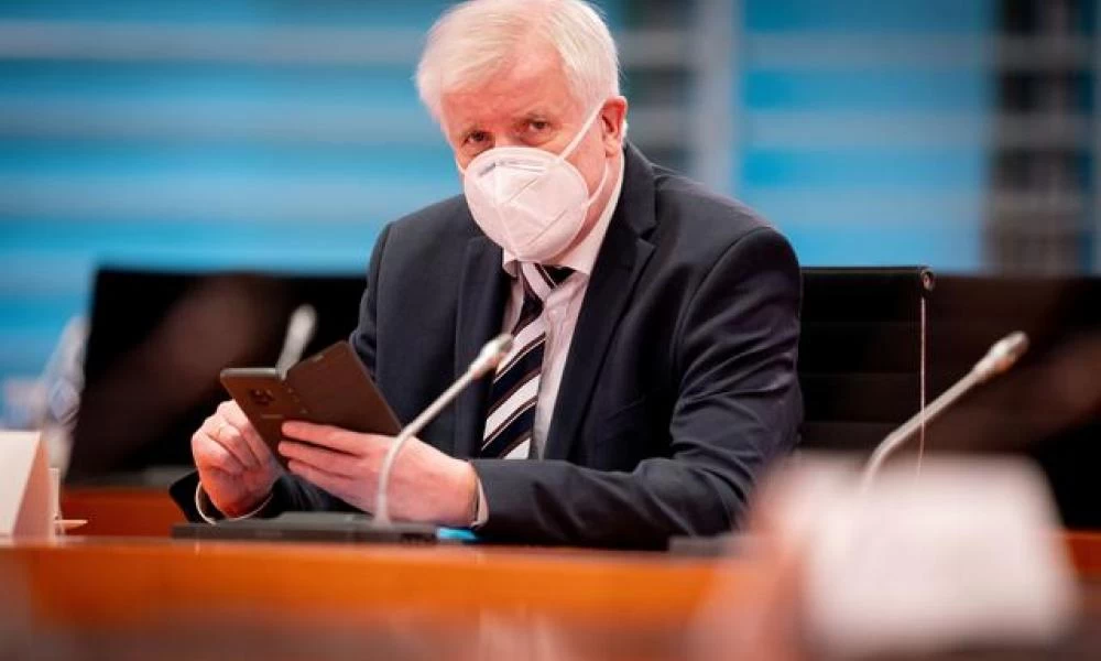 Χορστ Ζεεχόφερ: Aρνήθηκε να εμβολιαστεί με σκεύασμα της AstraZeneca